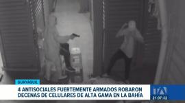 Cuatro hombres robaron dos locales de venta de celulares. Comerciantes denuncian pérdidas económicas tras el robo masivo de dispositivos de alta gama.