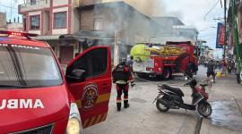 Voraz incendio devora un edificio y deja una persona fallecida en Daule