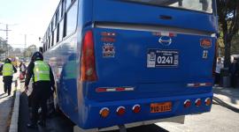 Un hombre fue atropellado por un bus de transporte público en Quito.