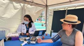 Ciudadanos se hacen atender en las ferias de la Secretaría de Salud del Municipio de Quito.