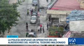 Autoridades desplegaron controles en farmacias y negocios aledaños a la casa de salud del IESS en Guayaquil para verificar la legalidad de medicamentos. Un reportaje de Macarena Larrea