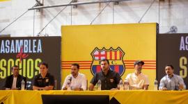 La directiva de Barcelona en una de las reuniones con los socios del club.