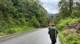 Los trabajos en la vía Mitad del Mundo - Río Blanco fueron suspendidos por desabastecimiento de asfalto.