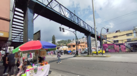 Un hombre intentó lanzarse de un puente peatonal en el sur de Quito, este 7 de agosto.