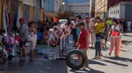 Migrantes esperan para recibir agua potable en e énclave español de Ceuta, en el norte de África.
