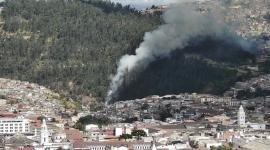 Un incendio forestal se registra en el sector de El Trébol, en el centro sur de Quito la tarde de este sábado 8 de agosto.
