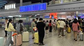 Al menos 1 500 vuelos fueron cancelados en China por la llegada del tifón Dolphin.