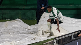 Jacy Maranhão, jugador de Coritiba, cayó al túnel del equipo visitante al festejar el gol que luego fue anulado.