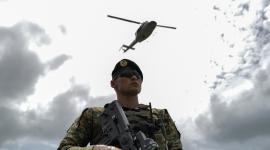 Un miembro del Servicio Nacional de Fronteras de Panamá (SENAFRONT) monta guardia con un fusil durante una formación en la base militar Meteti, en la provincia de Darién, Panamá.