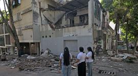 Personas evacuando edificaciones colapsadas tras un sismo de 7.4 en Colombia.