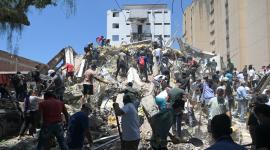 Personas buscan sobrevivientes entre los escombros de un edificio derrumbado tras un terremoto en Cali, Colombia, el 10 de agosto de 2026.