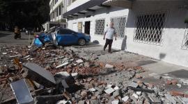 Una persona camina entre escombros que se generaron por el sismo de 7.4 en Colombia