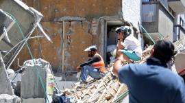 Personas miran edificios colapsados tras el fuerte terremoto en Colombia este lunes 10 de agosto.