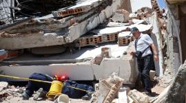Organismos de socorro trabajan en las labores de rescate tras el terremoto de 7.4 en Colombia.
