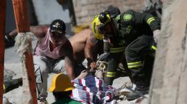 Personal de rescate recupera el cuerpo de una víctima que quedó atrapada en un edificio en Pereira.
