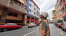 Tecnicos de Segura E.P. monitorean un edificio con afectaciones en el centro de Guayaquil, tras el terremoto en Colombia.