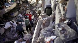 Organismos de socorro buscan sobrevivientes entre los escombros tras un terremoto en Colombia.