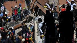 Personal de rescate trabajan para encontrar sobrevivientes en Colombia tras el terremoto de este lunes.