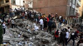 Equipos de rescate y residentes locales retiran los escombros y buscan supervivientes en un edificio derrumbado tras un terremoto en Pereira, Colombia, el 10 de agosto de 2026.