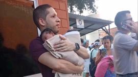 Germán Somoyar sostiene a los dos bebés que rescato durante el terremoto en Colombia.