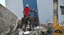 Rescatistas trabajan en una zona del desastre en Cali, tras el terremoto del lunes 10 de agosto.