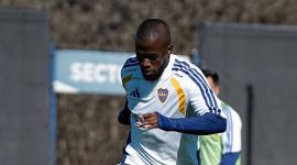 Enner Valencia en un entrenamiento con la camiseta de Boca Juniors