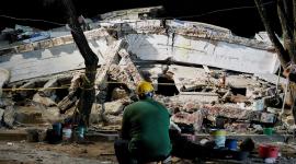 Una familia instaló una carpa en la calle tras perder su vivienda por el terremoto en Colombia