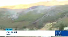 Equipos de socorro laboran intensamente en los sectores de Calacalí y San Antonio de Pichincha para contener el avance del fuego. Las condiciones del viento y el terreno dificultan las labores de sofocación. Un reporte de Gustavo Jaramillo