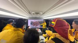Bomberos de Quito analizando como controlar los incendios que se encuentran activos.