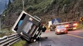 Emergencia en el puente Las Juntas: Choque frontal devela los riesgos matutinos en la E30