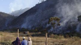 Los incendios en Rayocucho y Tanlahua han generado una fuerte presencia de humo y ceniza en el norte de Quito.
