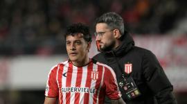 Tiago Palacio se retira del campo de juego tras un choque que provocó una inflamación en su cabeza.