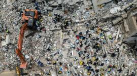 Esta vista aérea muestra la maquinaria pesada utilizada por los rescatistas en la búsqueda de sobrevivientes entre los escombros de un edificio derrumbado tras el terremoto de Pereira, Colombia, el 12 de agosto de 2026.