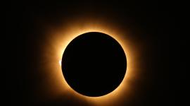 El skater Danny León deslumbra al mundo con un truco perfecto durante el eclipse solar