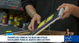 La dinamización económica en papelerías y comercios se intensifica en Quito. Locales reciben a padres de familia en busca de útiles y uniformes. Un reportaje de María Gracia Chacón