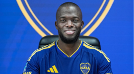 El delantero ecuatoriano Enner Valencia en su foto oficial para anunciar su llegada al equipo argentino.