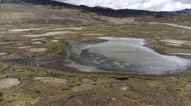 Vista aérea de un lago secándose por falta de lluvia cerca de una comunidad en Huancayo, Región Junín, en las montañas del centro de Perú, el 15 de noviembre de 2023.