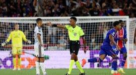 Árbitro somalí Omar dirigió la final de la Supercopa de Europa entre el PSG y el Aston Villa.