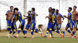 Jugadores de Astilleros FC festejan la victoria ante Daquilema en los octavos de final de la Copa Ecuador.