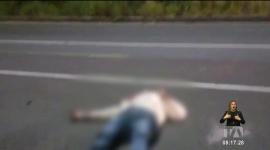 El cuerpo fue localizado por las autoridades sobre la calzada a la altura del sector La Hormigonera, en el norte de Quito. La Policía halló un vehículo abandonado con indicios de disparos.