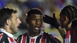 Robert Arboleda celebra su gol junto a sus compañeros en el partido frente a Bolívar por Copa Sudamericana