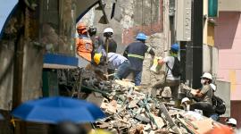 Los rescatistas buscan sobrevivientes entre los escombros de un edificio derrumbado cuatro días después del terremoto de magnitud 7.4 que sacudió Pereira, Colombia, el 14 de agosto de 2026.