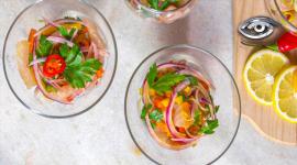 Pocos platos generan tanta discusión en la mesa como el ceviche. Cruzó fronteras, absorbió técnicas y se transformó hasta convertirse en un símbolo de identidad compartida. En Latinoamérica, y especialmente en Ecuador, toma mil formas: con frutos del mar, toques frutales o combinaciones inesperadas, manteniendo intacta esa frescura inconfundible que une culturas y enciende los sentidos.