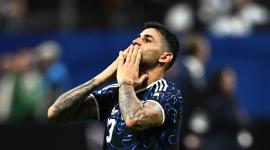 Cristian 'Cuti' Romero festeja con la camiseta de Argentina.