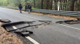 Un sismo registrado cerca del volcán Etna, en Italia, provocó daños en una carretera.
