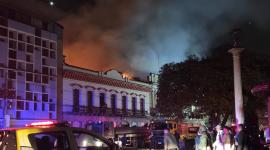 Un incendio consume un edificio comercial en el centro de Riobamba este sábado 15 de agosto.