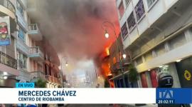 La magnitud de las llamas obligó a desplegar personal de socorro de Chimborazo y Tungurahua durante este sábado para intentar sofocar la emergencia. Un reportaje de Mercedes Chávez