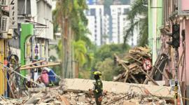 Un rescatista se encuentra en una calle llena de escombros en Pereira, Colombia, el 15 de agosto de 2026, días después de un terremoto de magnitud 7.4.