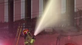 Bomberos controlaron el incendio que se inició en un local de plásticos de Riobamba.