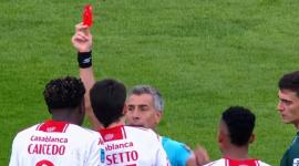 El futbolista ecuatoriano Jordy Caicedo salió expulsado en Argentina
